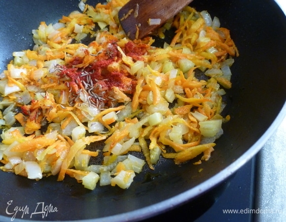 Обжарить лук, сельдерей и морковь до мягкости. Всыпать паприку и тмин и готовить еще 2–3 минуты. Посолить и поперчить по вкусу.