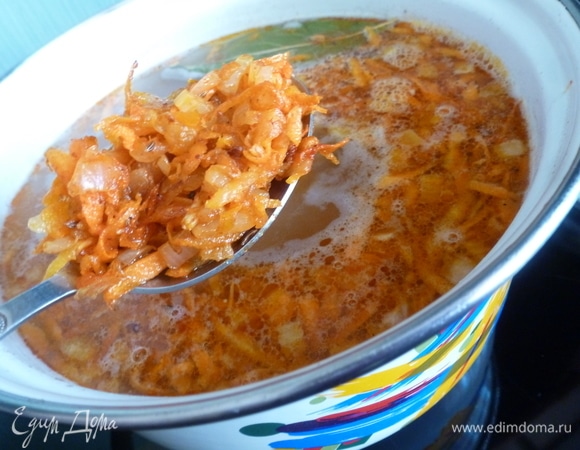 Положить в бульон овощную заправку и варить еще минуты 3–5.