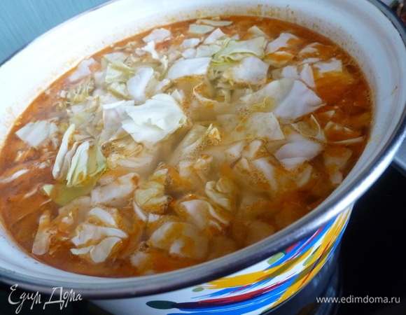 Отправляем в суп кубики молодой капусты. Готовится она быстро: как закипит, варить 1 минуту, и можно выключать огонь.