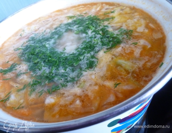 Мелко нарезать зелень укропа и положить в суп.