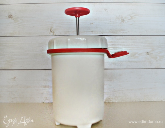 Наполните ветчинницу подготовленным фаршем, тщательно утрамбовывая массу с помощью ложки. Постучите дном о поверхность стола, чтобы удалить пустоты. Закройте прессом с пружиной и поставьте в холодильник на сутки (можно и на 12 часов, но я делала согласно рекомендациям в инструкции ветчинницы). Затем поставьте ветчинницу в подходящую по размеру кастрюлю или, как у меня, ведерко, залейте холодной водой и нагревайте ее до 80°C (плюс-минус 5°C допускается). Если температура воды повышается, тут же снимите с огня либо добавьте в кастрюлю холодной воды. Вода в емкости, в которой установлена ветчинница, не должна кипеть! Готовить ветчину необходимо 2 часа. Соответственно, если у вас используется меньшее количество фарша, то время приготовления будет меньше.