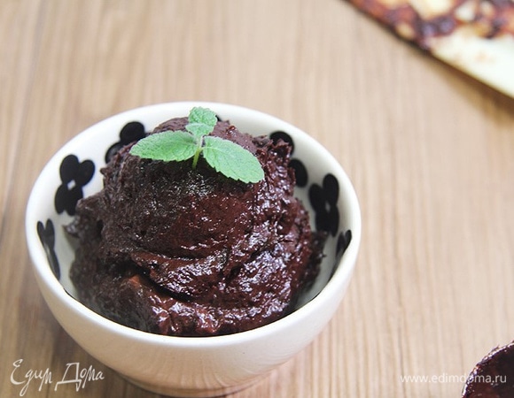 Храните пасту в холодильнике.