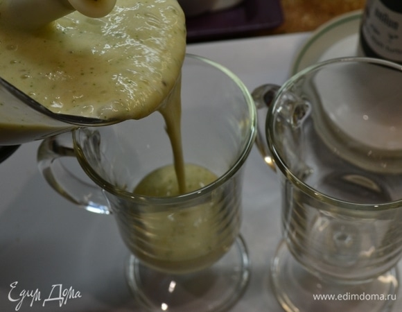 Разлить по бокалам до половины.