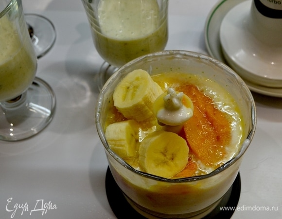 Манго очистить от кожуры, удалить косточку, нарезать на кусочки. Кефир, банан и манго взбить блендером до однородного состояния и разлить по бокалам.