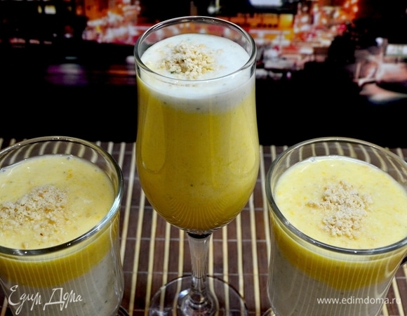 Нижний слой смузи получается светлым, верхний — желтым. Сверху посыпать молотым орехом.