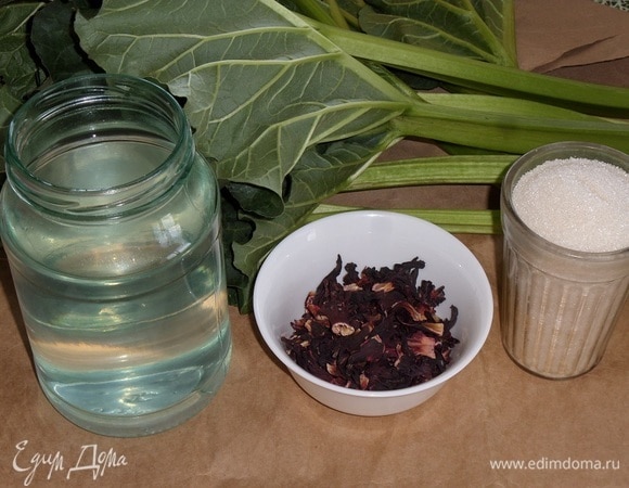 Подготовим продукты. Срезаем ревень, промываем его водой, убираем листья, оставляя черешки. Снимаем с черешков верхние волокна.