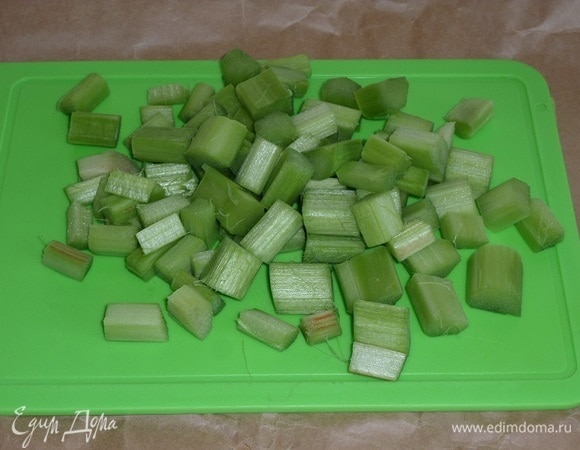 Нарезаем очищенные черешки ревеня. Для приготовления напитка потребуется 200 г очищенного ревеня.