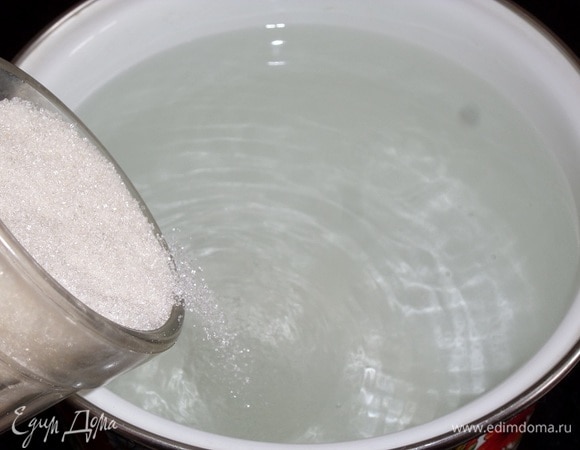 В кастрюлю наливаем чистую воду и ставим ее на огонь. Доводим до кипения и добавляем сахар.