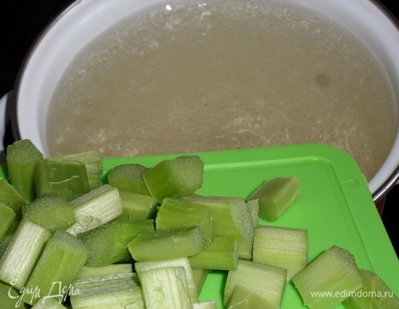 Затем в кипящую сладкую воду закладываем нарезанный ревень.