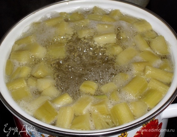 Варим ревень в сладкой воде 2–3 минуты после закипания.