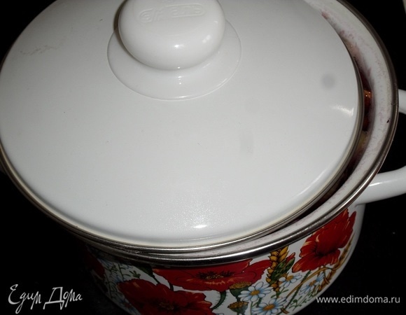 Накрываем кастрюлю крышкой. Оставляем на 10 минут. Затем процеживаем. Остужаем и охлаждаем напиток.