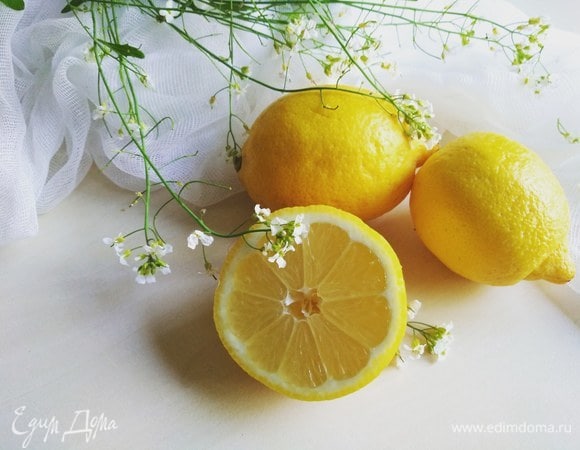 Лимоны помоем, высушим. Выжмем из них сок. У меня 3 небольших.