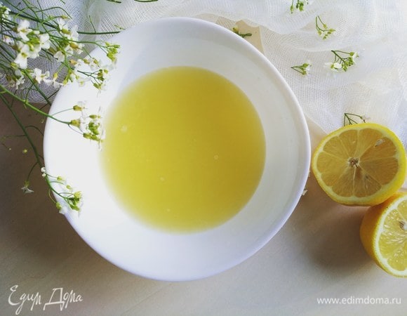 Выжатый сок отфильтруем через марлю.