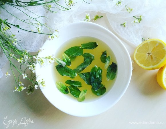 Затем добавим помытые и высушенные листочки мяты. Даем постоять 30 минут.