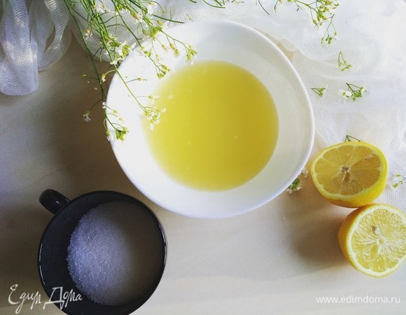 В сок добавим сахар и размешаем до полного растворения.