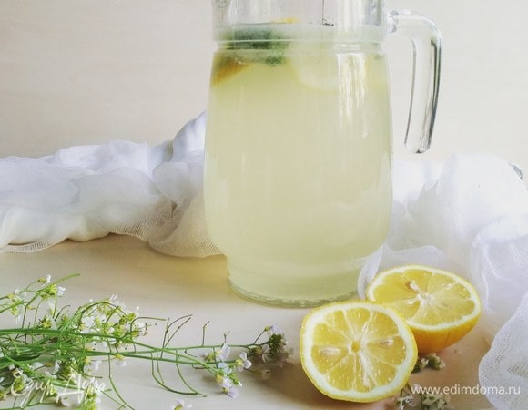 В графин нальем чистую воду, добавим туда наш сок. Перемешаем.