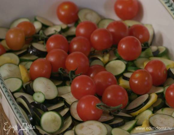 На овощи поместить помидоры на веточках, полить все оливковым маслом, посолить и поперчить.