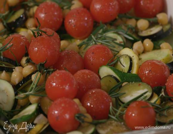 Разложить поверх овощей отваренный нут, посыпать все листьями розмарина, тимьяна и майорана.