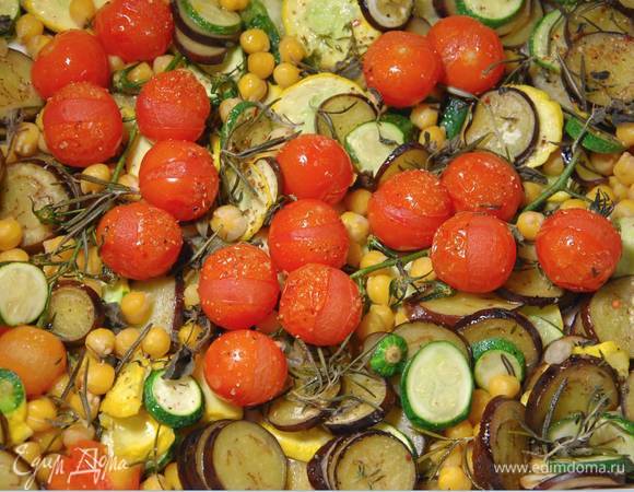 Запекать овощи в разогретой духовке 20‒30 минут до готовности.