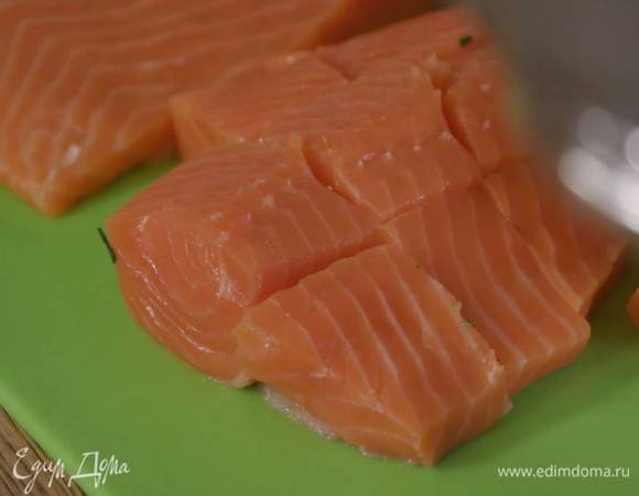 Филе кижуча нарезать небольшими кубиками.
