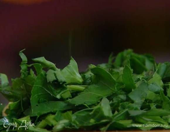 Петрушку крупно порубить.