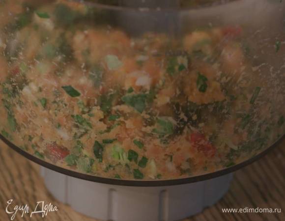 Нарезанную рыбу выложить в чашу комбайна, добавить две с половиной горсти сухарей, горчицу, зеленый лук, петрушку, перец чили, чеснок, посолить, поперчить и измельчить так, чтобы остались маленькие кусочки.