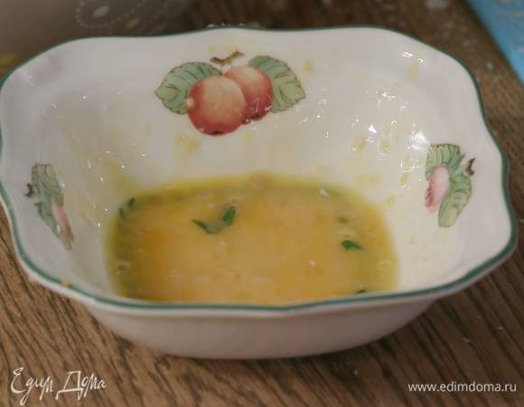 Яйцо разбить в небольшую посуду.