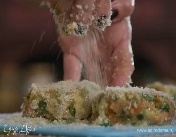 Сформировать из фарша котлеты, посыпать их сухарями, затем обмакнуть в яйцо и посыпать оставшимися сухарями.