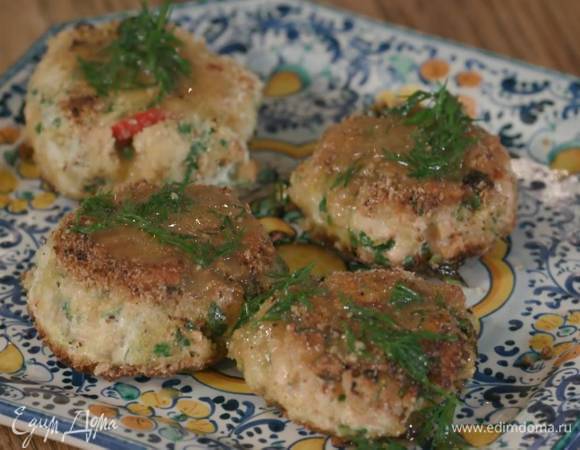 Готовые горячие котлеты выложить на блюдо и полить соусом.