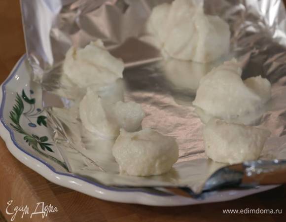 Приготовить марципановые шарики: марципан поломать на кусочки и измельчить вместе со сливками погружным блендером, затем с помощью ложки сформировать небольшие шарики, выложить на пищевую фольгу и отправить в морозильник застывать.