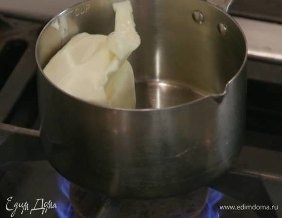 Растопить на медленном огне 70 г сливочного масла.