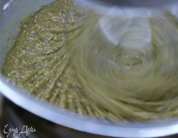 Приготовить тесто: в чаше комбайна соединить 2 1/2 ст. ложки сахарной пудры, яйцо, желток и взбить все насадкой-венчиком в пышную, воздушную массу, добавить фисташковую пасту и вымешивать на небольшой скорости, частями всыпая муку и измельченные фисташки, затем влить растопленное сливочное масло, увеличить скорость комбайна и вымешать все в однородную массу.