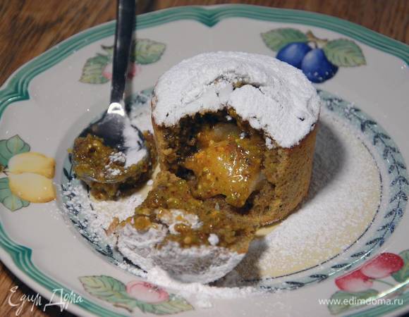 Выпекать в разогретой духовке 15‒18 минут, затем слегка остудить и посыпать оставшейся сахарной пудрой.