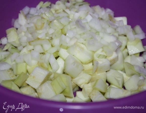 Кабачок очистить от кожицы, нарезать кубиком, также поступить с луком.