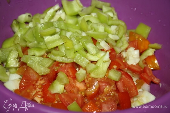 Болгарский перец очистить от семян, вместе с помидором также нарезать кубиком.