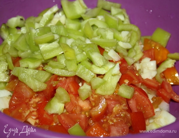 Болгарский перец очистить от семян, вместе с помидором также нарезать кубиком.
