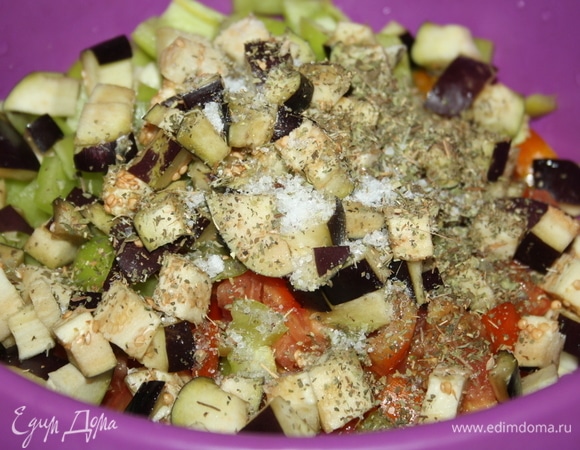 Добавить нарезанный баклажан и чеснок, приправить сухими травами и солью.