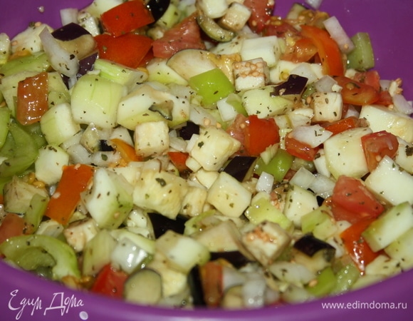 Полить соком лимона и перемешать.