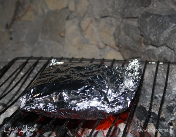 Положить на мангал, готовить на решетке 10 минут.