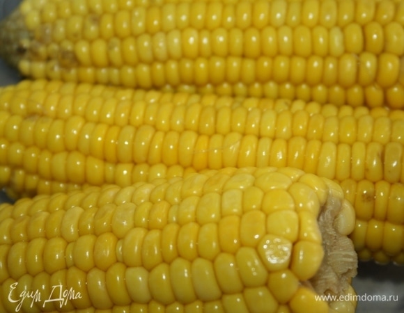 Початки разломить напополам и заранее дома сварить до готовности.