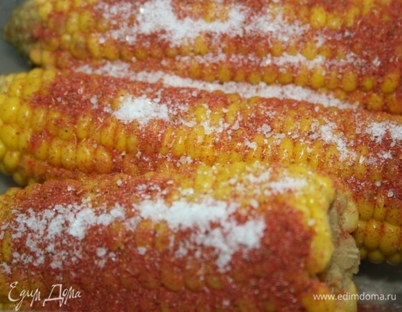 На пикнике перед приготовлением посыпать кукурузу солью и перцем.