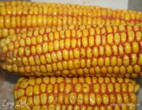 Натереть початки специями.