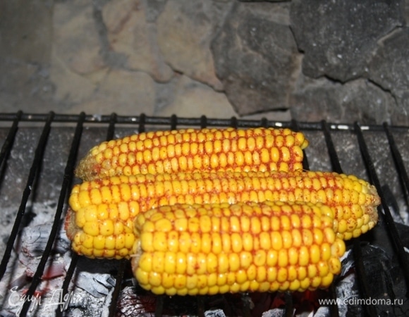 Готовить на решетке, периодически переворачивая, до желаемого результата.