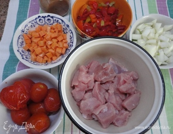 Филе индейки нарезаем кусочками, крупную луковицу — небольшими кубиками. Также нарезаем морковь и болгарский перец (любого цвета). Чеснок мелко порубить. Помидоры сейчас совершенно безвкусные, поэтому я решила использовать томаты в собственном соку, которые готовит моя сестричка из собственноручно выращенных помидоров. Я их очищаю и нарезаю перед готовкой.