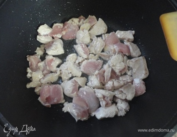 В сотейнике с толстым дном разогреваем растительное масло и обжариваем индейку.