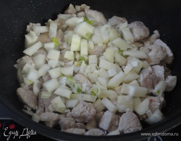 Добавляем лук и жарим до прозрачности.