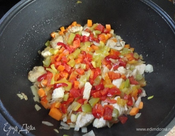 Добавить сладкий болгарский перец и продолжить обжаривать, помешивая.