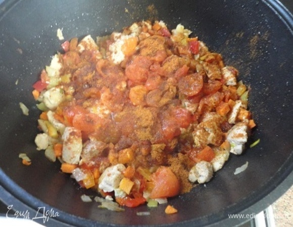Добавить нарезанные кубиками помидоры, измельченный чеснок и посыпать паприкой (автор не указала количество паприки, поэтому 2 чайные ложки — это мои личные предпочтения). Перемешать и обжарить несколько минут.
