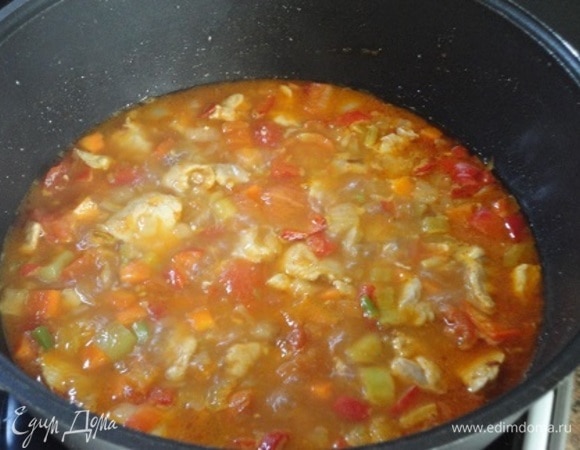 Залить все небольшим количеством воды, чтобы жидкость прикрыла мясо, посолить по вкусу и немного потушить.