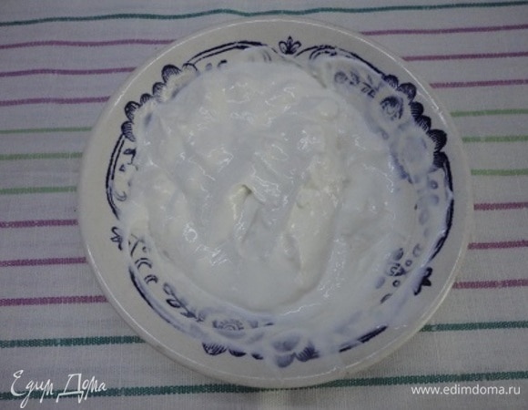 Сметану смешать с мукой.